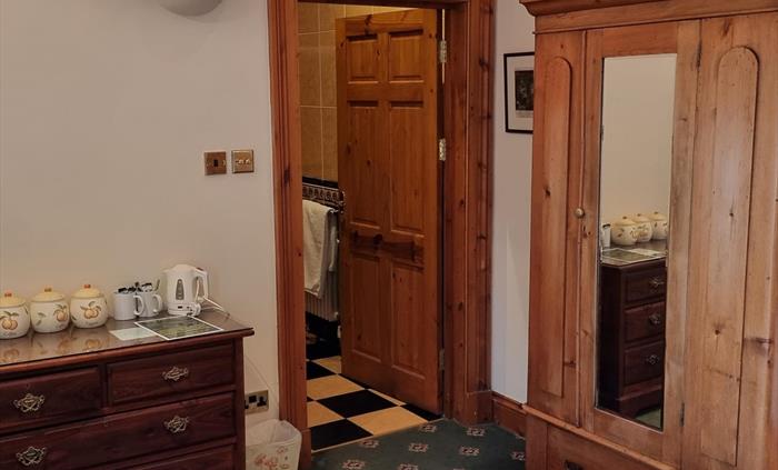 AB21 Ensuite Accommodation Craig y Nos Castle